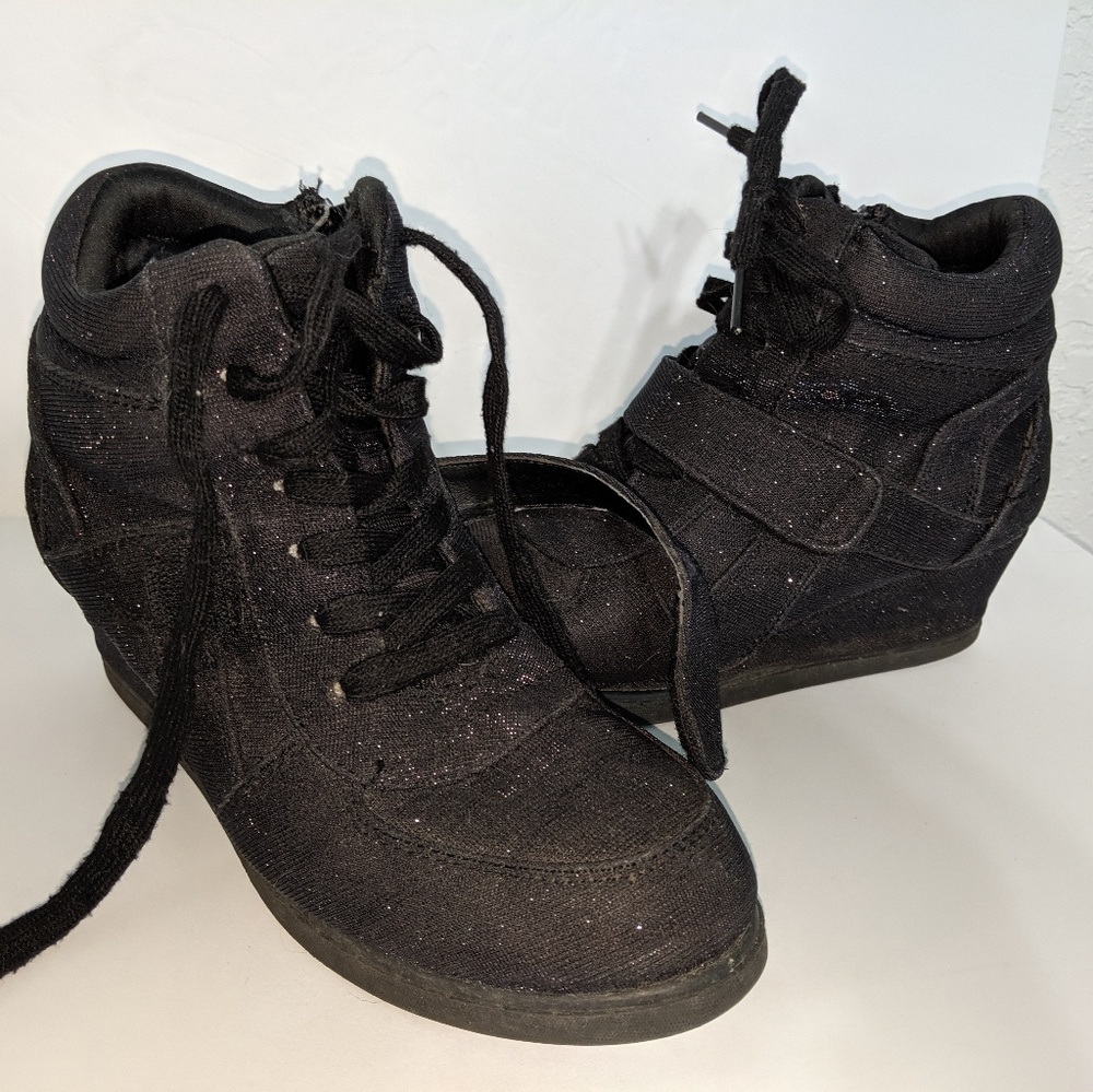 Steve Madden Black Wedge